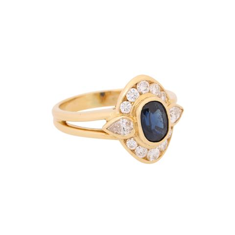 Ring mit ovalem Saphir und Diamanten zus. ca. 0,45 ct,