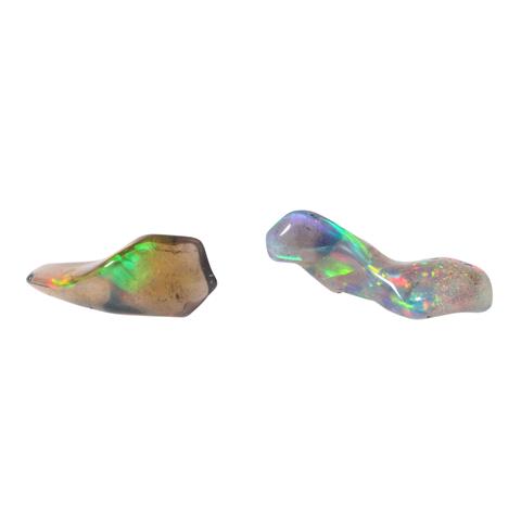 2 Freiform-Opale von zus. ca. 3,5 ct,