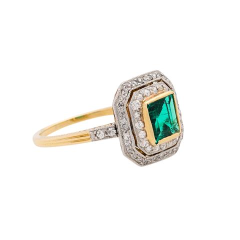 Ring mit schönem Smaragd 0,7 ct umrahmt von kleinen Altschliffdiamanten,
