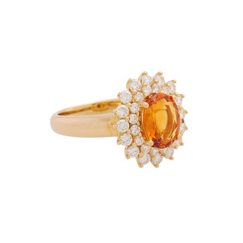 Ring mit orangefarbenem Saphir umgeben von Brillanten zus. ca. 0,8 ct,