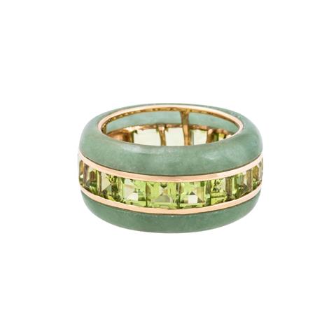 Ring aus grüner Jade mit Peridots,