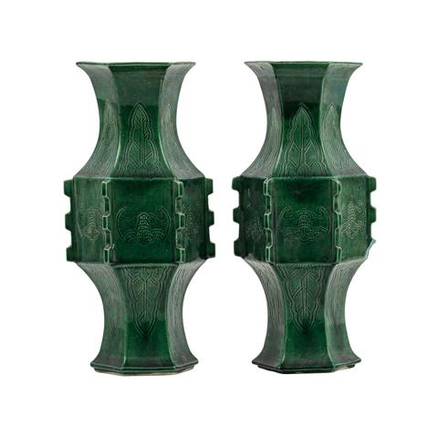 Paar grüne Vasen aus Porzellan. CHINA, Qing-Dynastie (1644-1912).