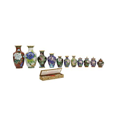 Sammlung von 11 Cloisonné-Vasen. CHINA, 20. Jh.,