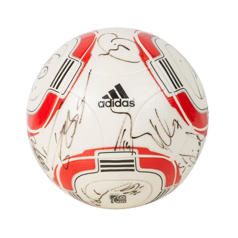 FUSSBALL - Signierter Ball mit den Unterschriften