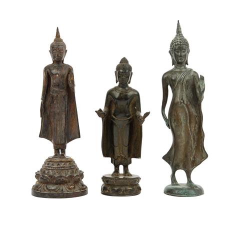3 Buddha-Statuetten. THAILAND/MYANMAR, 1. Hälfte 20. Jh.: