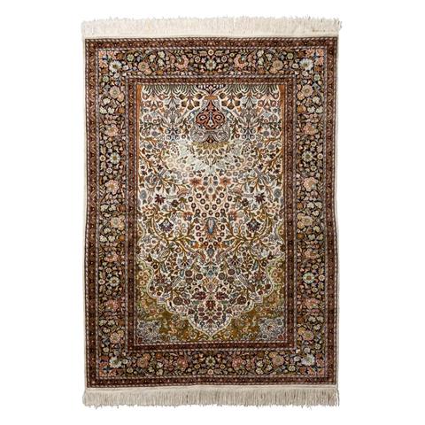 Orientteppich aus Kaschmirseide. 20. Jh., 170x120 cm.