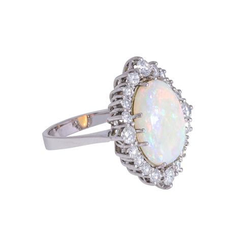 Ring mit ovalem Opal entouriert von Brillanten zus. ca. 1,3 ct,