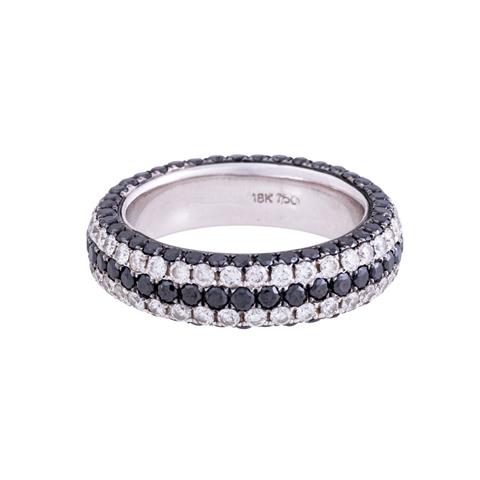 Ring rundum ausgefasst mit schwarzen und weißen Brillanten, zus. ca. 2,2 ct,