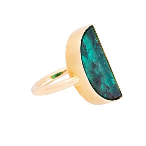 Design Ring mit Smaragd im halbrunden Fantasieschliff