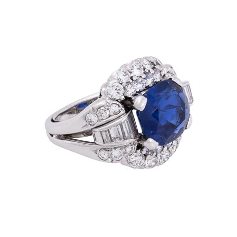Ring mit königsblauem Saphir und Diamanten von zus. ca. 2,1 ct,