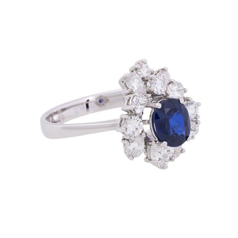Ring mit schönem ovalen Saphir und Diamanten von zus. ca. 0,93 ct,