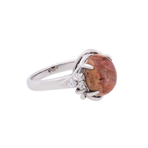 Ring mit ovalem  Boulderopal-Cabochon flankiert von Brillanten zus. ca. 0,1 ct,