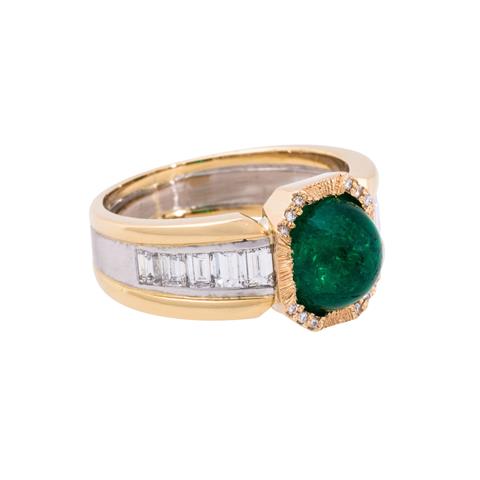 Ring mit hohem Smaragdcabochon und Diamanten von zus. ca. 0,81 ct,