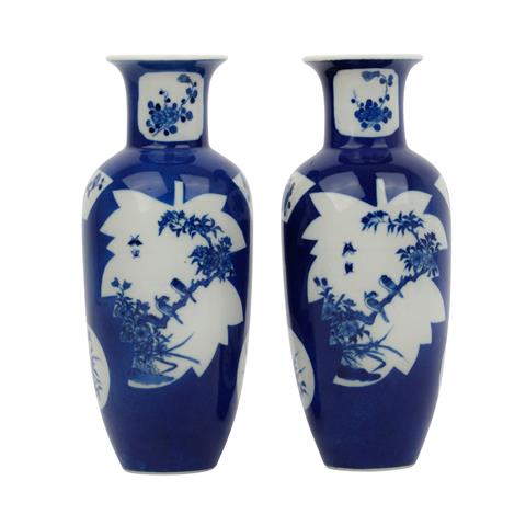 Paar blau-weisse Vasen. CHINA, 20. Jh.,