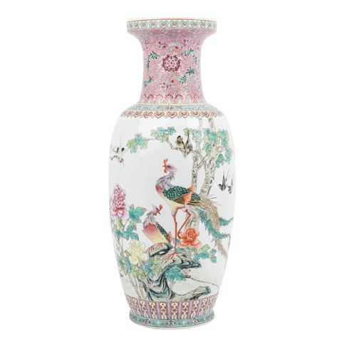 Vase mit Famille rose-Malerei. CHINA, 20. Jh.,