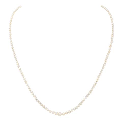 Antike Perlenkette, feine Schließe mit 2 Altschliffdiamanten zus. ca. 0,1 ct