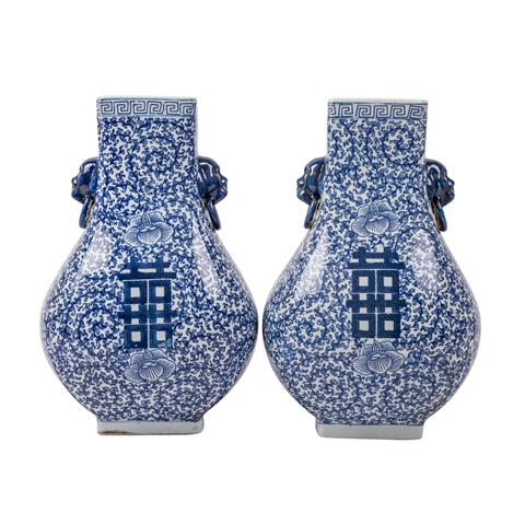 Paar blau-weisse Vasen. CHINA, 20 Jh.,