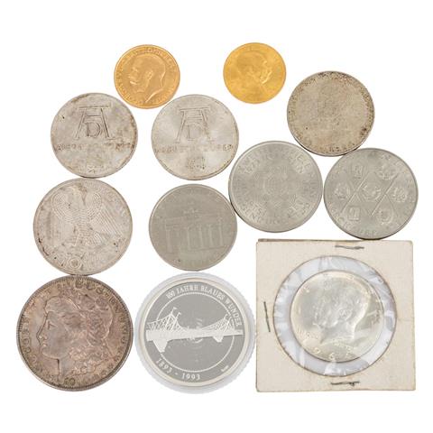 Kleine bunte Mischung aus Münzen und Medaillen in Gold und Silber -