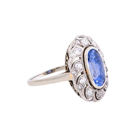Ring mit ovalem Saphir ca. 3,4 ct und Diamanten zus. ca. 0,6 ct,
