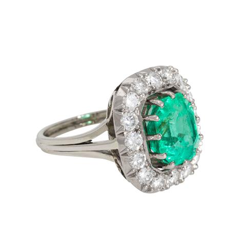 Ring mit Smaragd ca. 3,7 ct und Brillanten zus. ca. 1 ct,