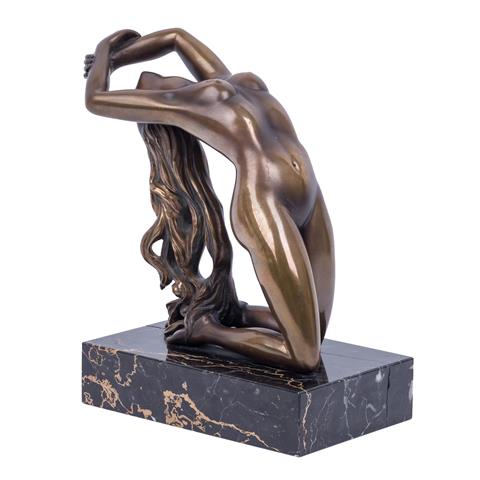 LEONG (Bildhauer/in 20. Jh), "Kniender weiblicher Akt, sich nach hinten streckend",