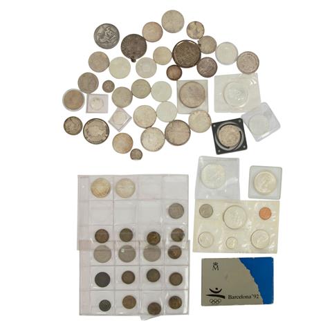 Gemischtes Silber-Konvolut mit Münzen und Medaillen aus aller Welt. 64 Stück.