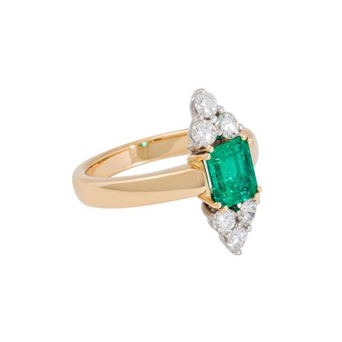 Ring mit feinem Smaragd ca. 1,3 ct und 6 Brillanten zus. ca. 0,66 ct,