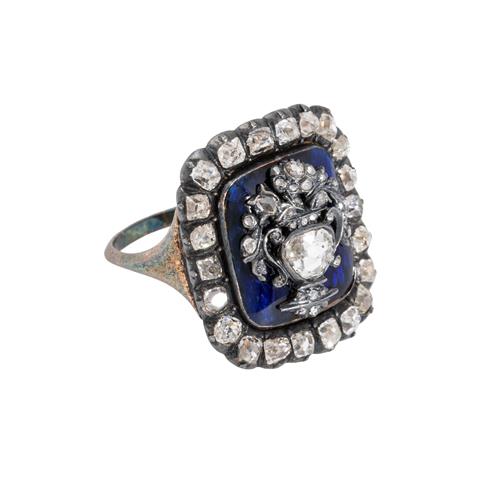 Klassizismus: Ring "Amphore mit Blütenbouquet" aus Diamanten
