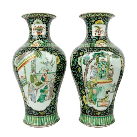Paar Famille noire-Vasen. CHINA,