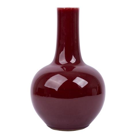 Vase aus Porzellan mit Ochsenblut-Glasur. CHINA, wohl 19. Jh.
