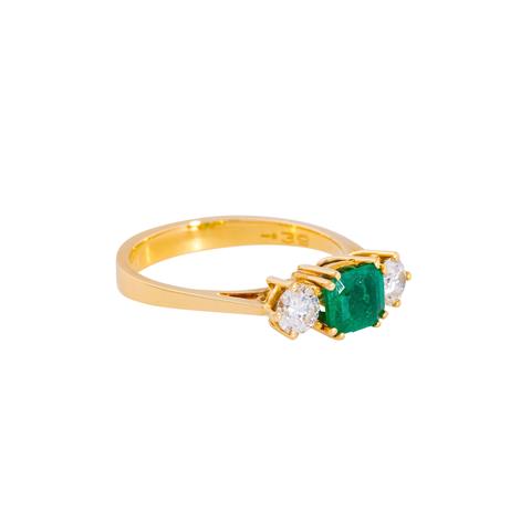 Ring mit Smaragd flankiert von Brillanten zus. ca. 0,39 ct (punziert),