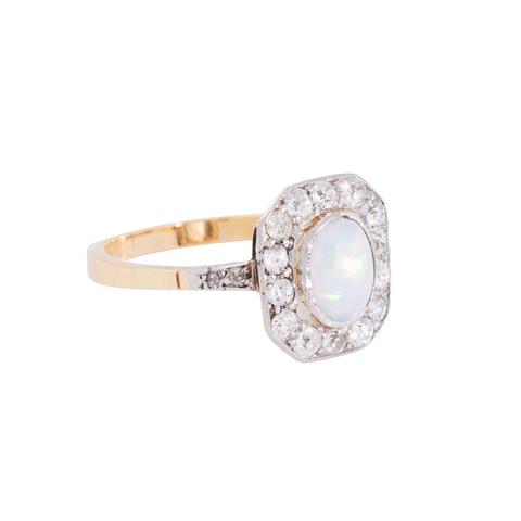 Ring mit Opal umgeben von Altschliffdiamanten zus. ca. 0,7 ct,