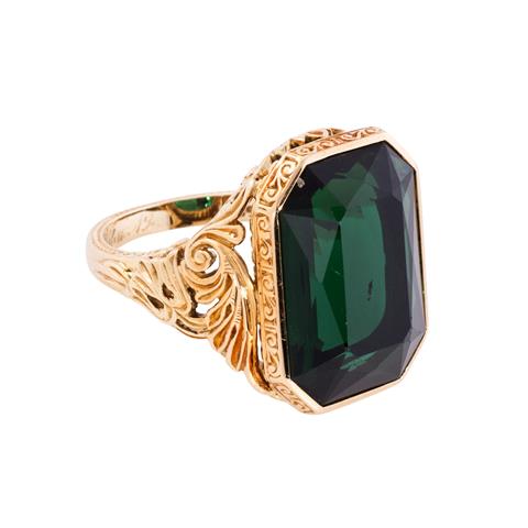 Ring mit grünem Turmalin im achteckigen Scherenschliff von ca. 23 ct,