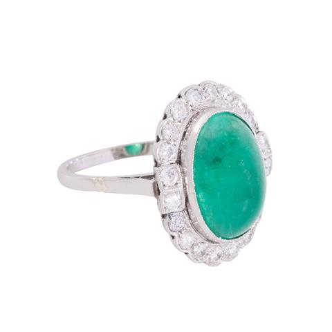 Ring mit Smaragdcabochon ca. 6,3 ct und Diamanten zus. ca. 0,8 ct,