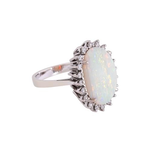 Ring mit Opal entouriert von Achtkantdiamanten zus. ca. 0,4 ct,