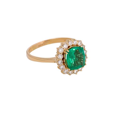 Ring mit Smaragd von ca. 2,2 ct und Brillanten zus. ca. 0,55 ct,