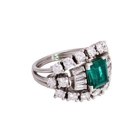 Ring mit Smaragd umgeben von Diamanten und Brillanten zus. ca. 2,2 ct,