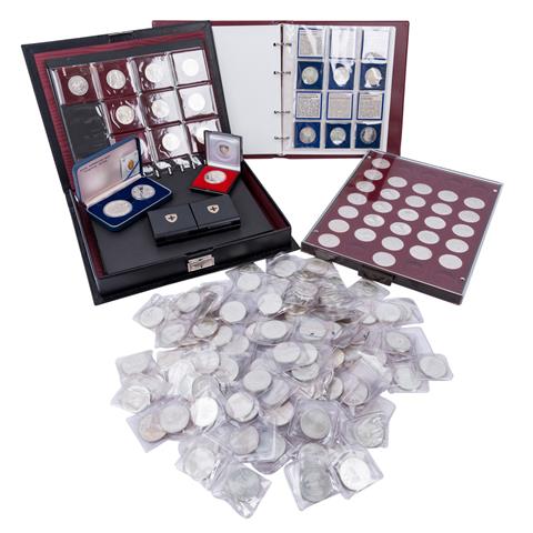 BRD-Konvolut und weitere Münzen und Medaillen. Ca. 256 Stück.