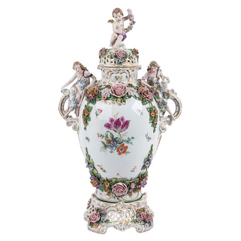 SITZENDORF prunkvolle figürliche Potpourri-Vase mit Sockel, 20. Jh.